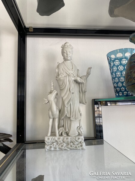 Herendi biskvitporcelán nőalak szarvassal – 32 cm