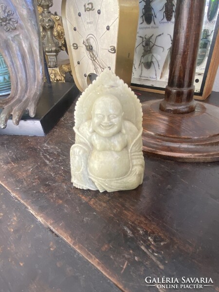 Faragott kő Buddha szobor