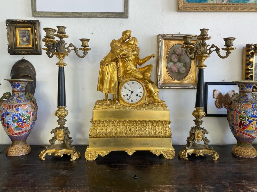 French Empire ormolu -  gilt bronze mantel clock around 1800…… - 1